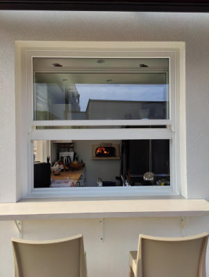 Englische Fenster montiert - Küche und Bar. Kundenfoto