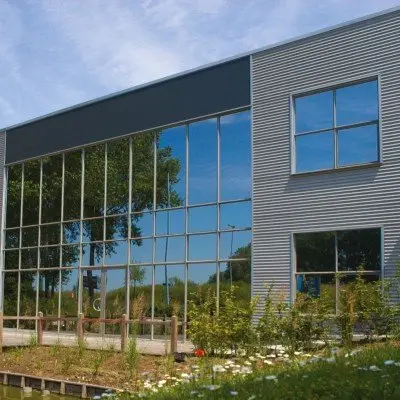 Industriegebeude mit Aliplast Stel Look Fenster und Fassade