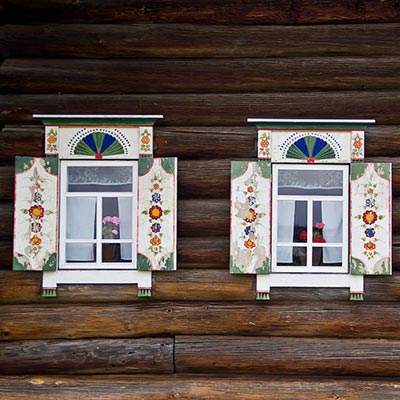Holzhaus mit Denkmalschutzfenster