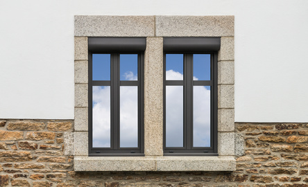 moderne Alufenster mit Spiegelglas und Vorbaurollläden